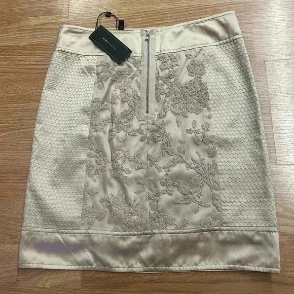BCBGMAXAZRIA
Skirt Solid Sz 4 Silk Lace Design- New - Picture 5 of 5